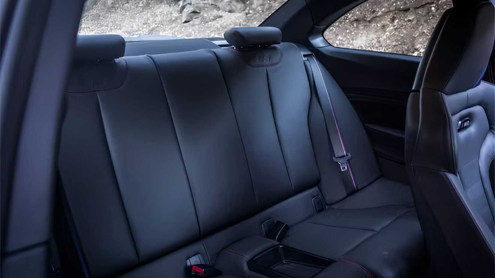 Interior do BMW M2 CS 2020 mostrando bancos traseiros
