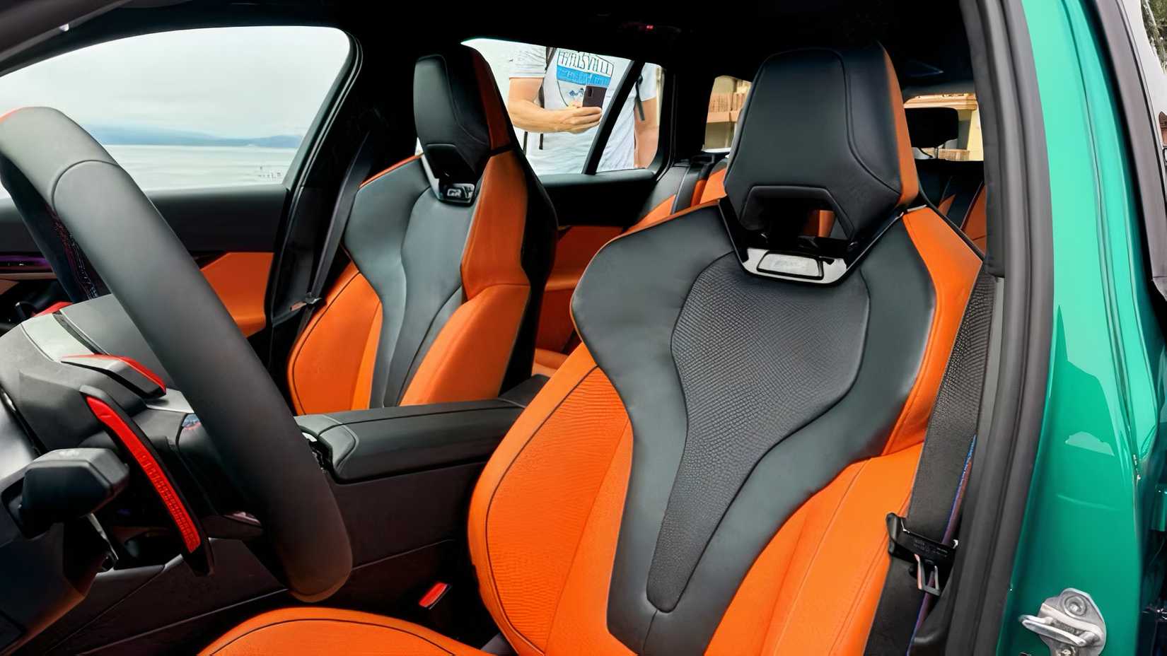 Interior do BMW M5 Touring 2025 mostrando bancos dianteiros