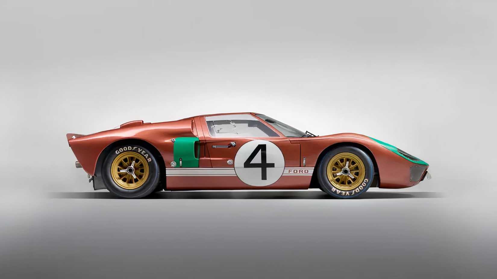 1966 Ford GT40 Mark II em verde e vermelho estacionado em estúdio