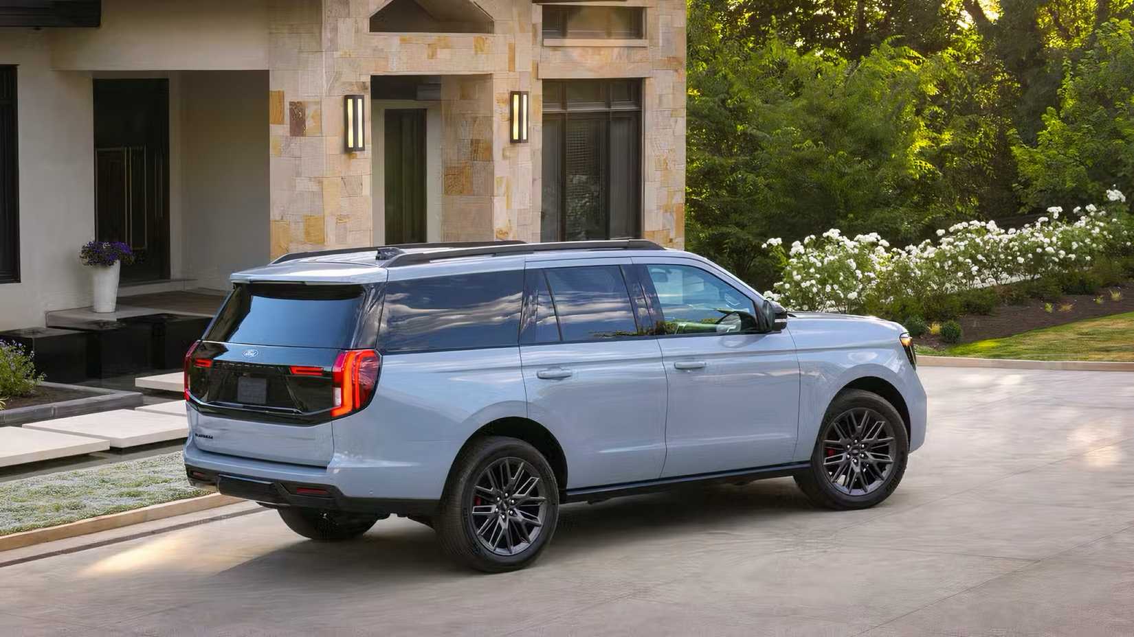 2025 Ford Expedition em branco estacionado fora de casa
