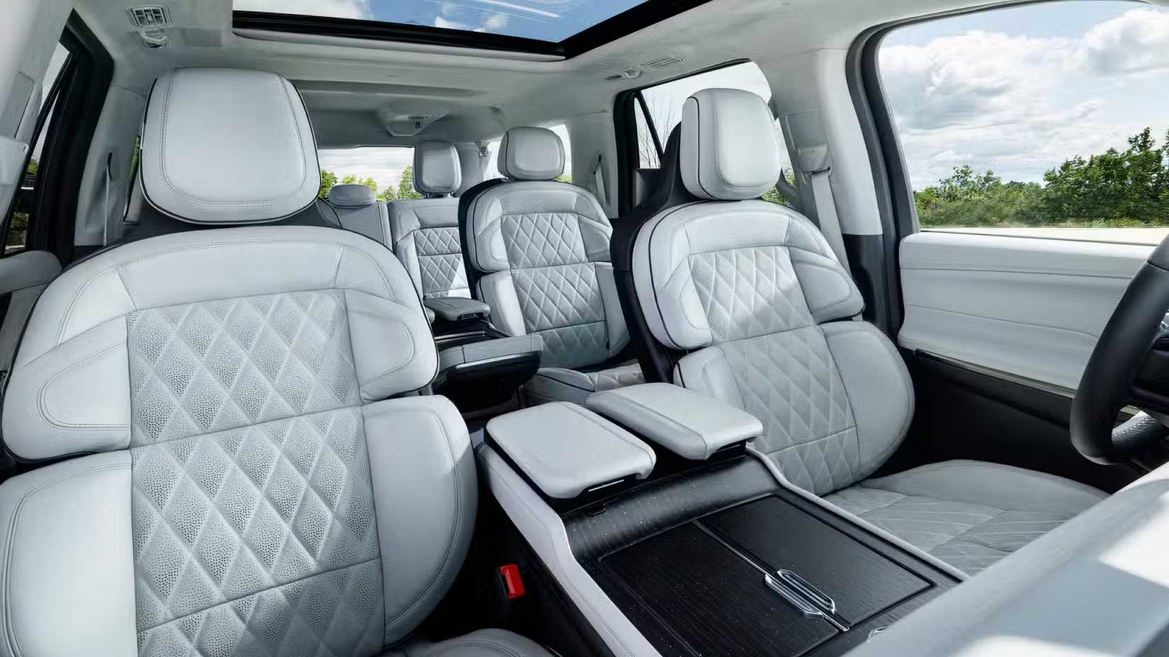 Interior do Lincoln Navigator 2025 mostrando três fileiras de assentos