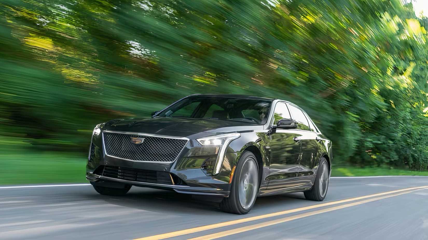 2019 Cadillac CT6-V em preto dirigindo na estrada