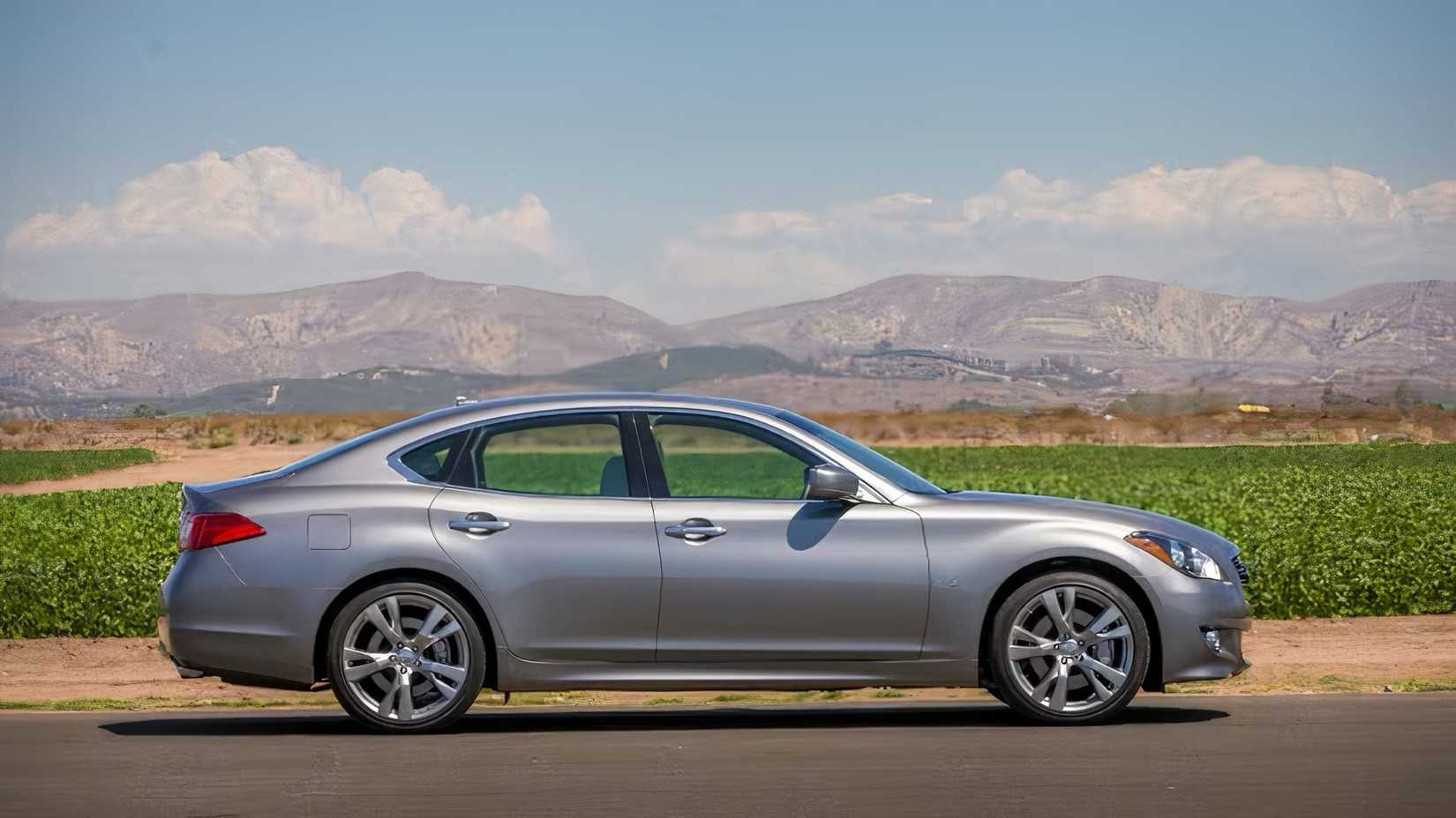2014 Infiniti Q70 em prata estacionado no estacionamento