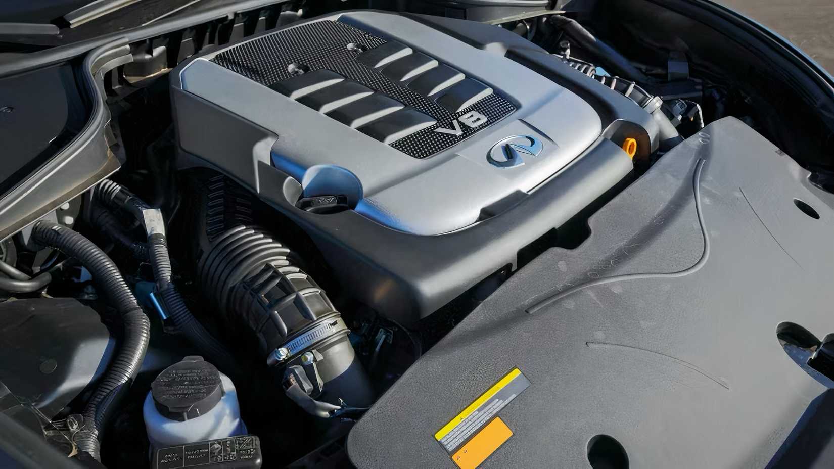 Close-up de um compartimento de motor Infiniti Q70 2014