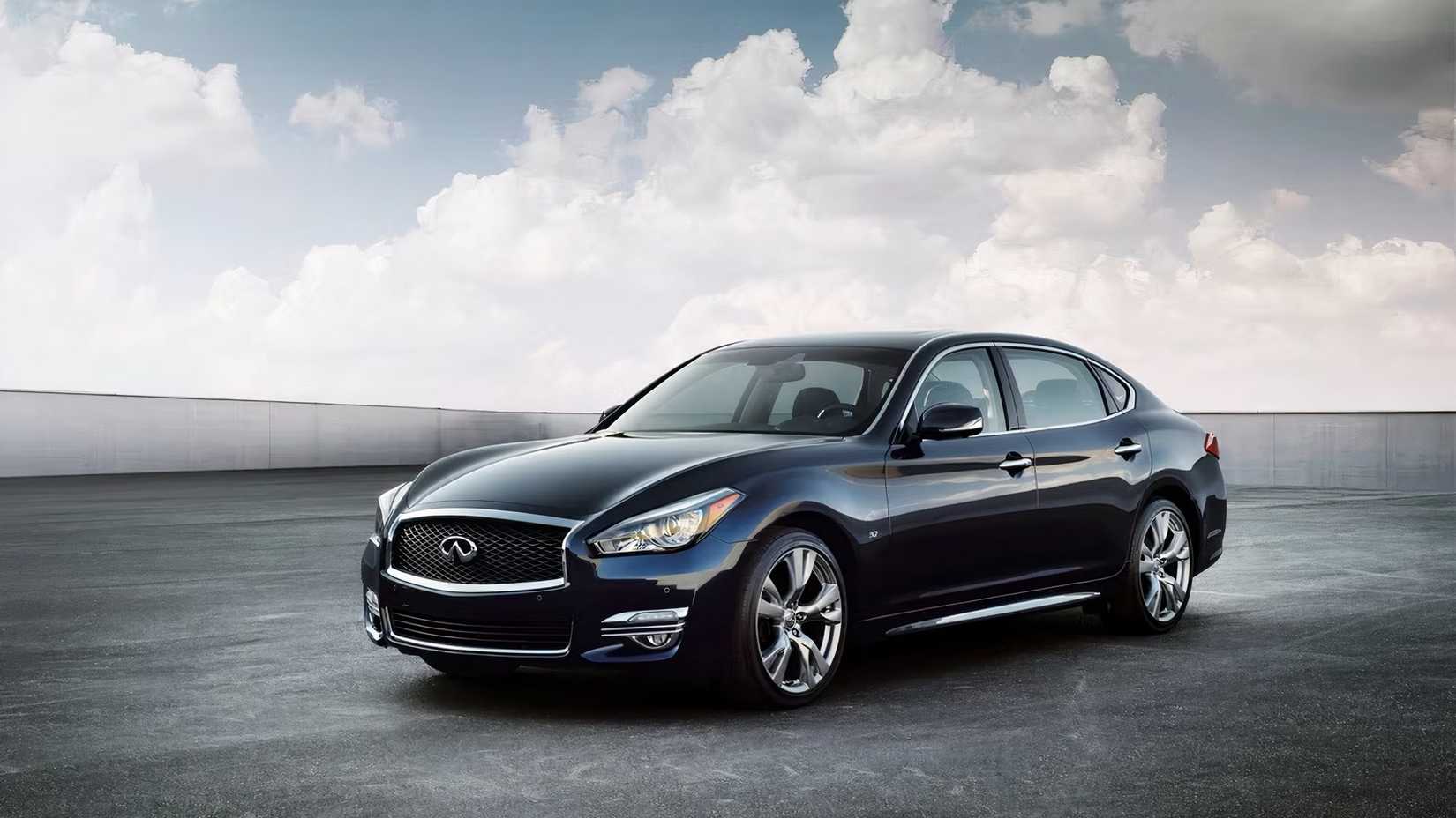 2017 Infiniti Q70L in blue parked in parking lot