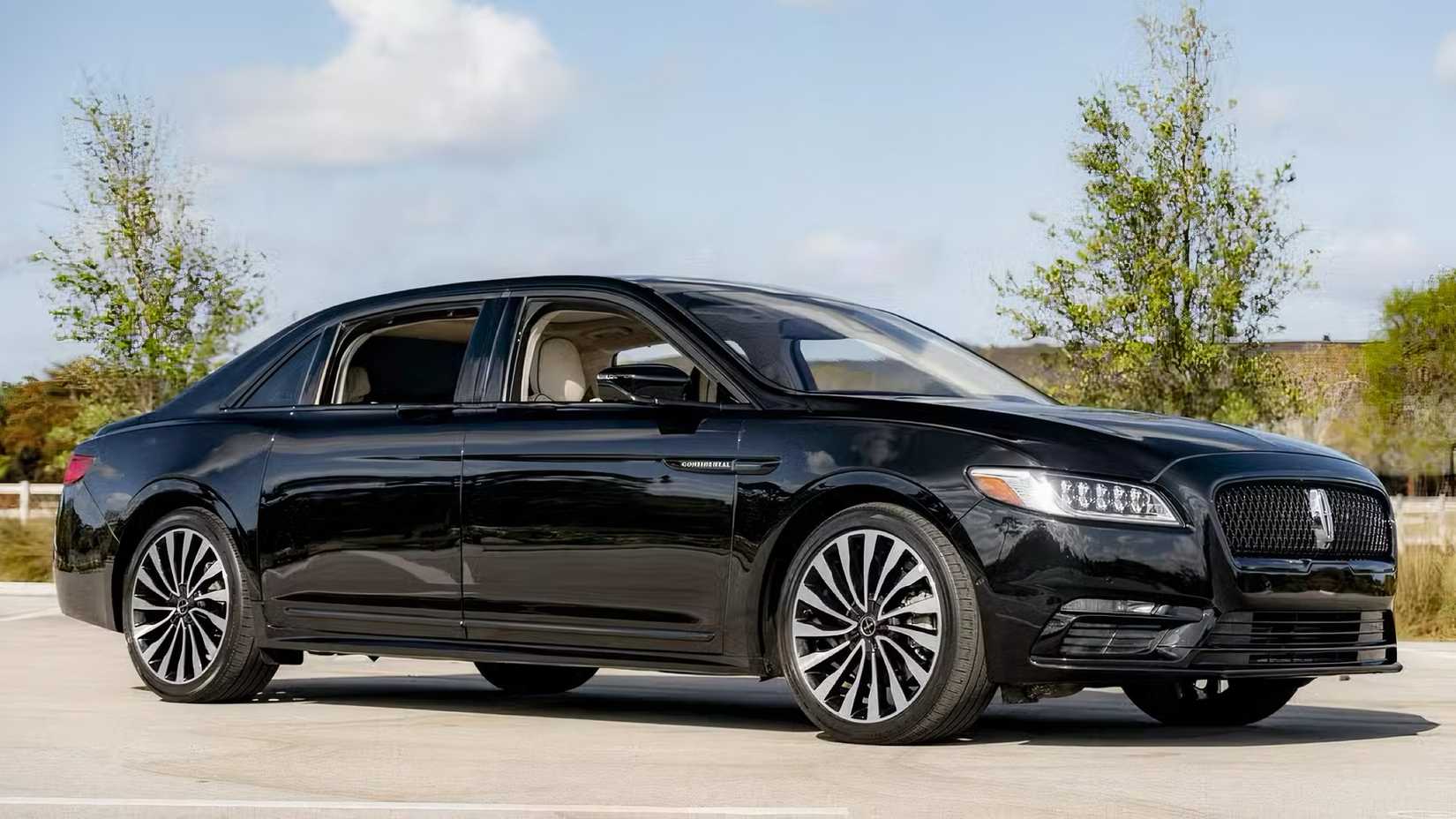 Lincoln Continental Black Label em preto estacionado no estacionamento