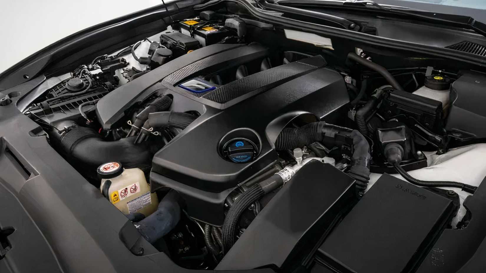 Close-up do Lexus GS F 2019 do compartimento do motor