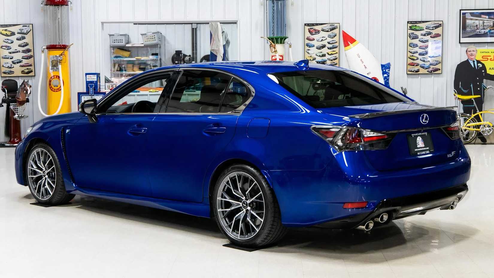 2020 Lexus GS F em azul estacionado na garagem