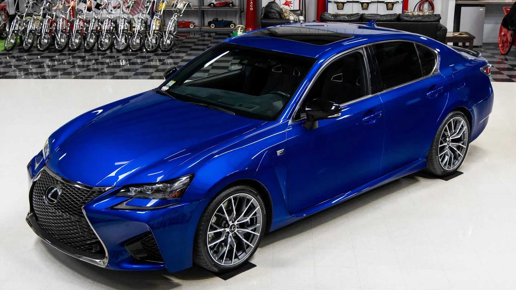 2020 Lexus GS F em azul estacionado na garagem