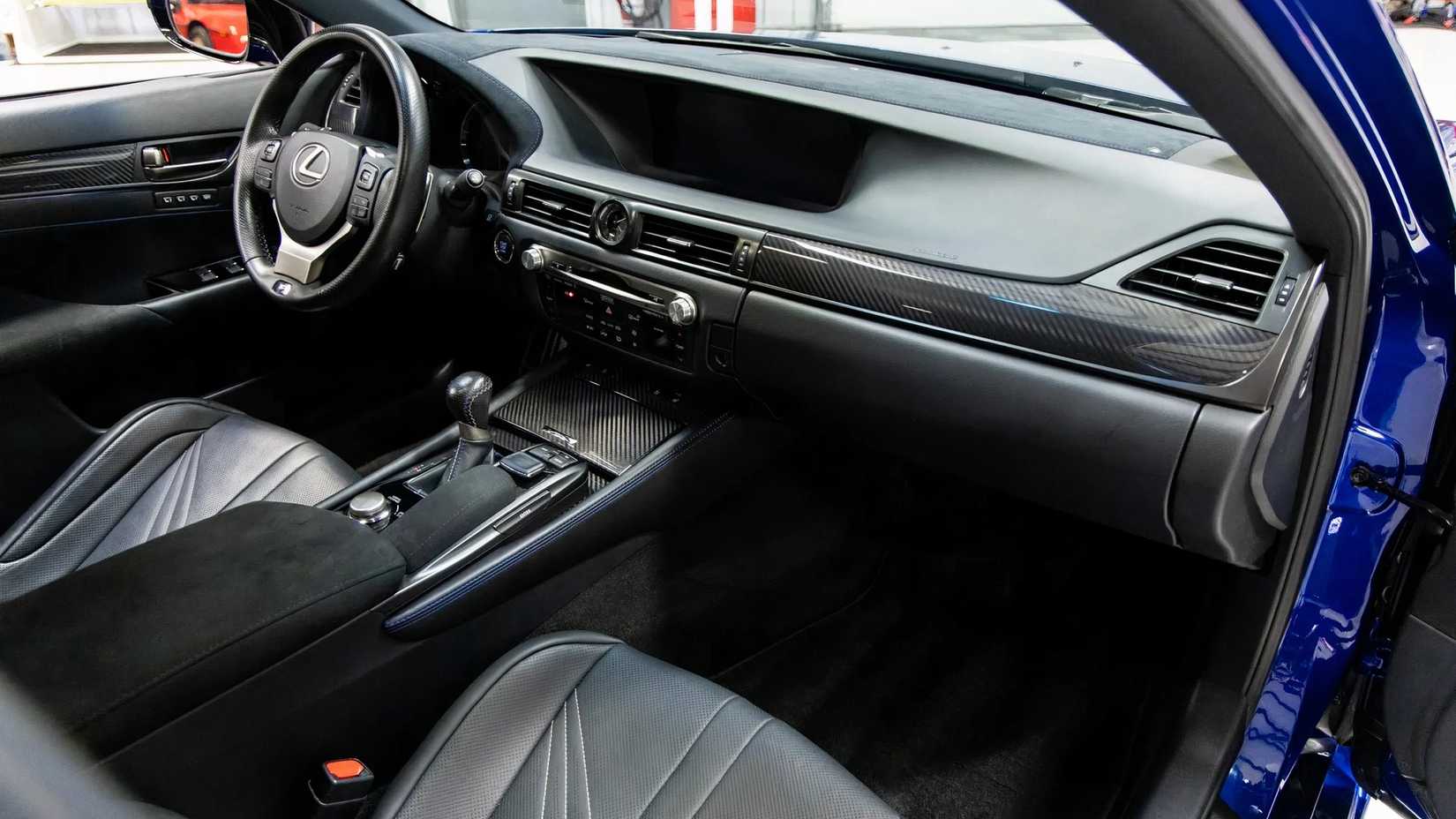 Interior do Lexus GS F 2020 mostrando cabine frontal