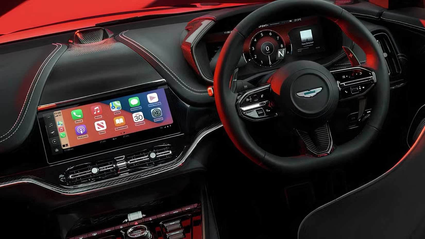 Interior do Aston Martin DBX S mostrando volante e painel