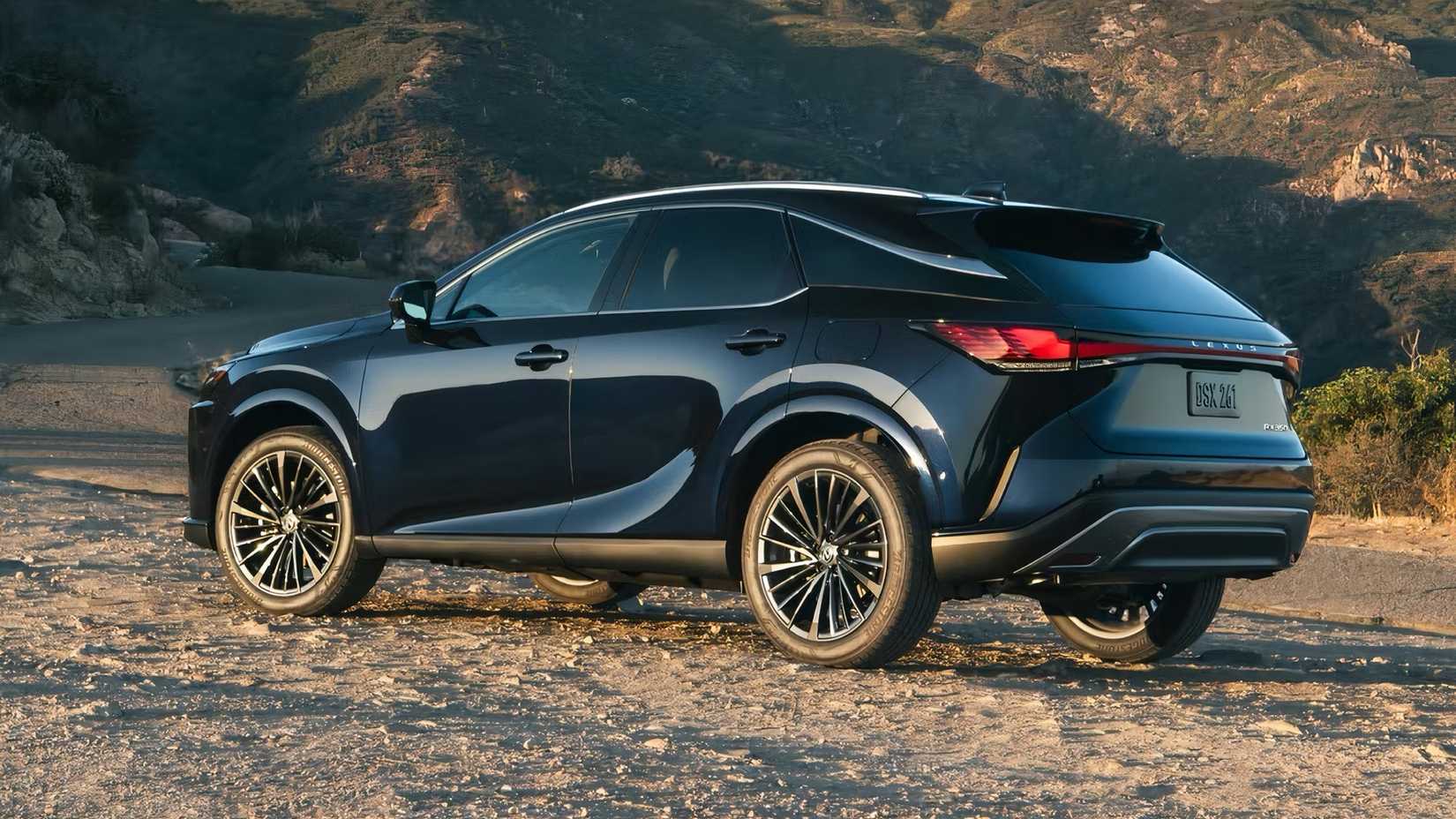 2025 Lexus RX em preto estacionado fora de estrada