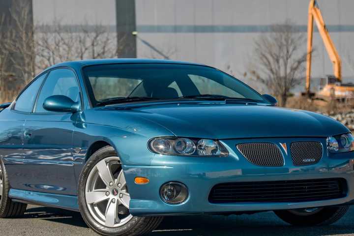 2004 Pontiac GTO em verde estacionado no estacionamento