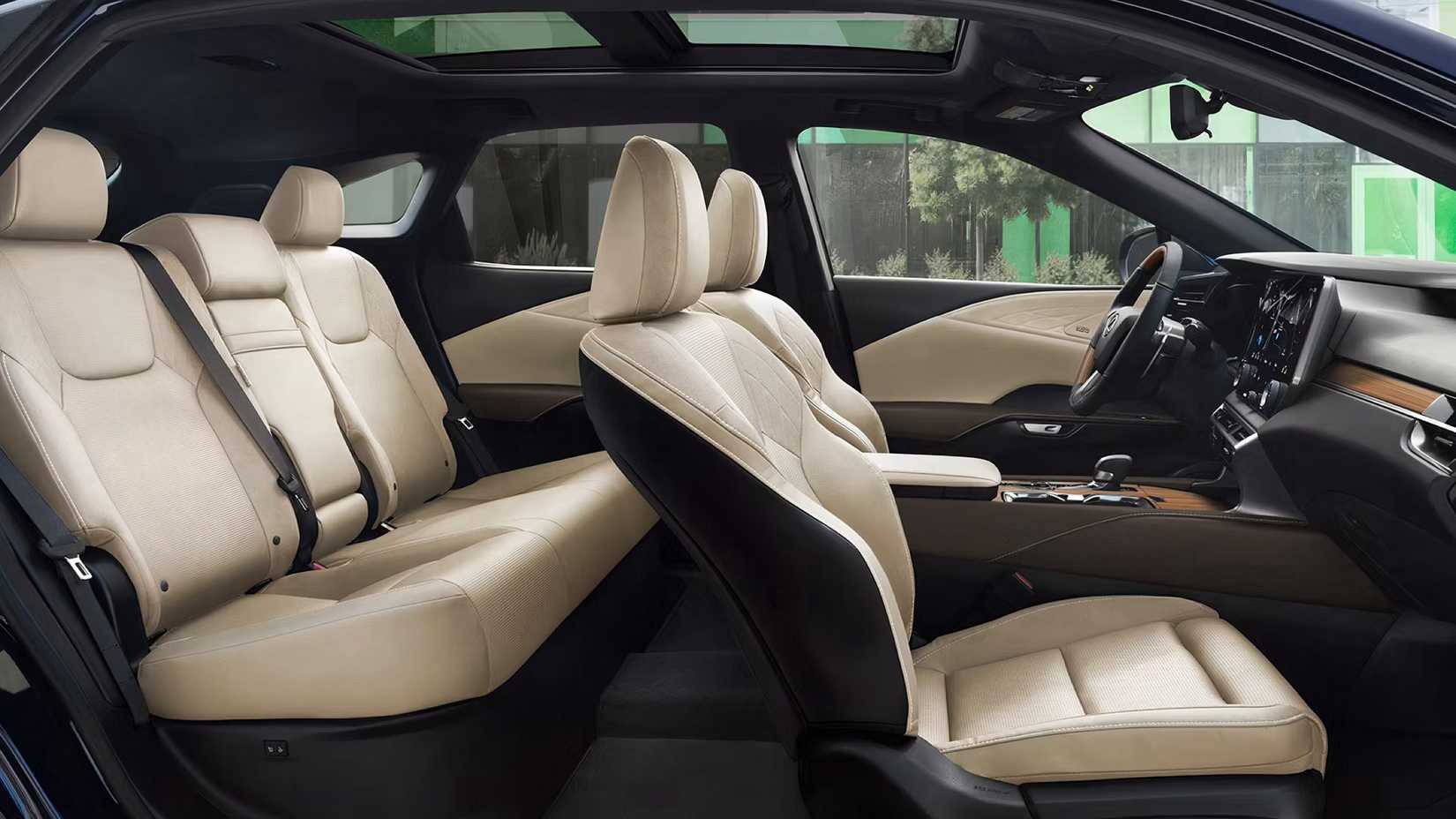 2025 Lexus RX 350 Interior luxuoso mostrando bancos dianteiros e traseiros