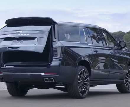 2025 Chevrolet Suburban em preto estacionado no estacionamento