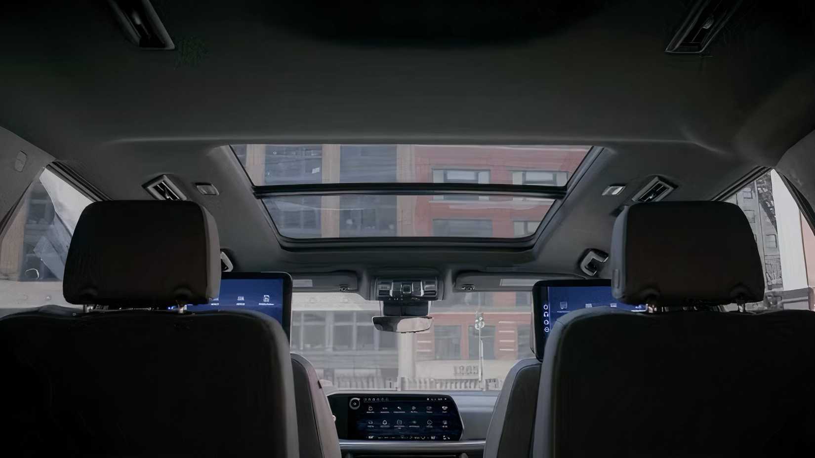 Interior do Chevrolet Suburban 2025 mostrando assentos, pára-brisa e teto de vidro