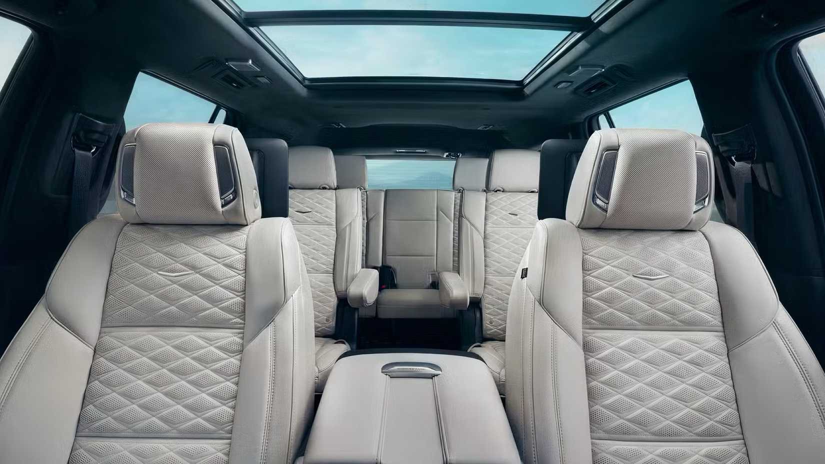 Interior do Cadillac Escalade 2025 mostrando os bancos dianteiros e traseiros