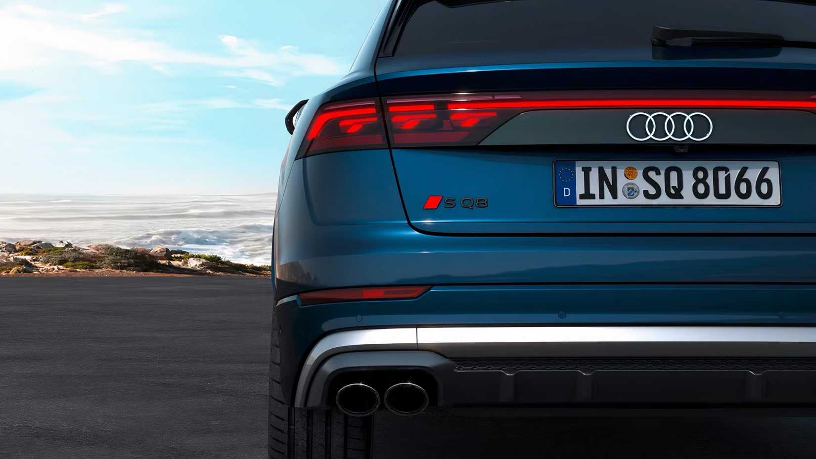 Foto traseira de um Audi SQ8 2025 em azul estacionado perto do lago