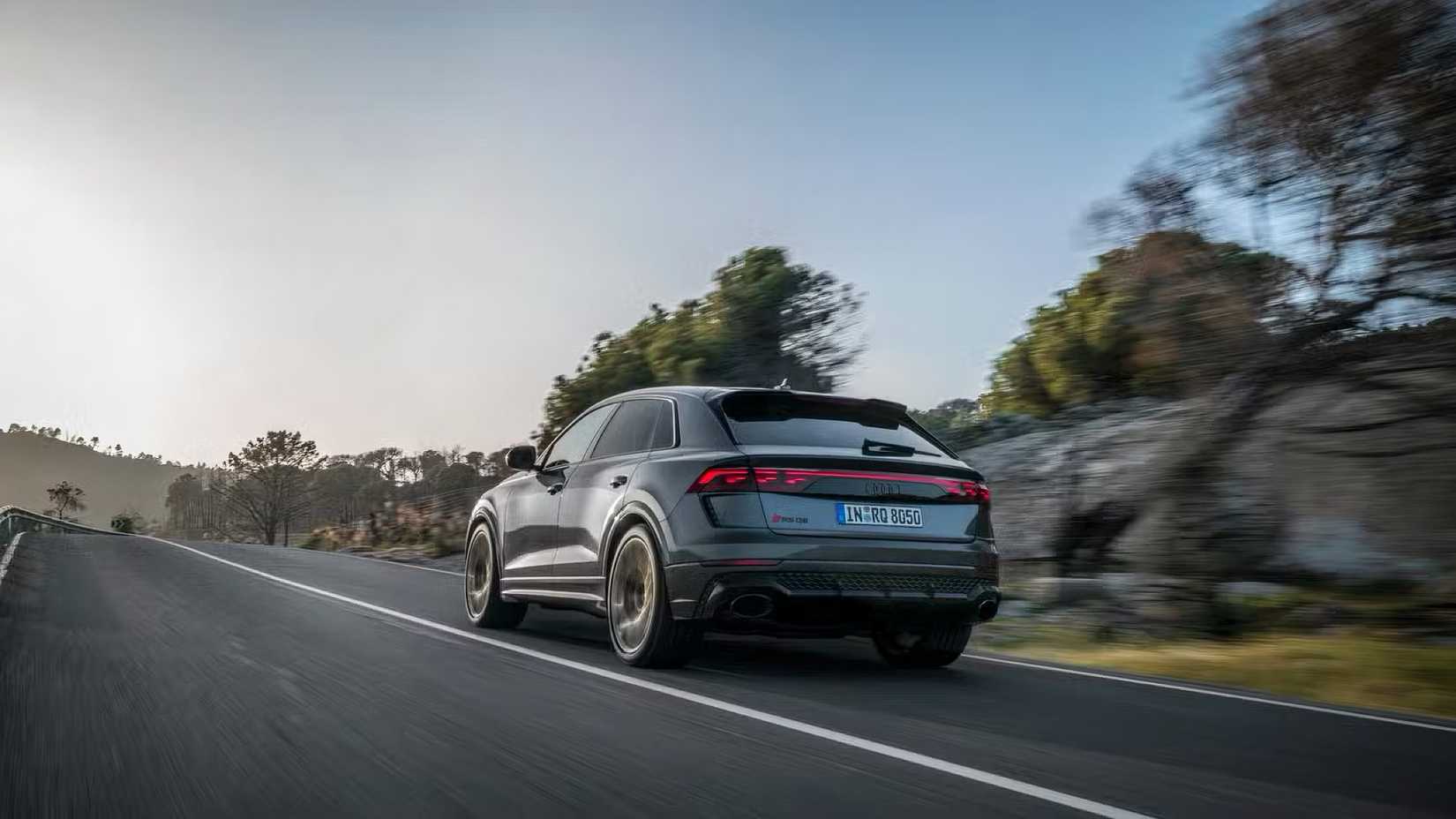 2025 Audi RS Q8 em cinza dirigindo na estrada