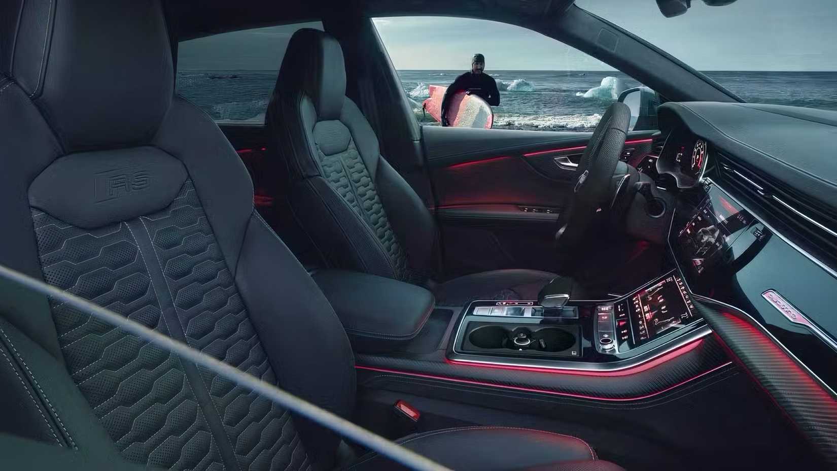 Interior do Audi RS Q8 2025 mostrando os bancos dianteiros