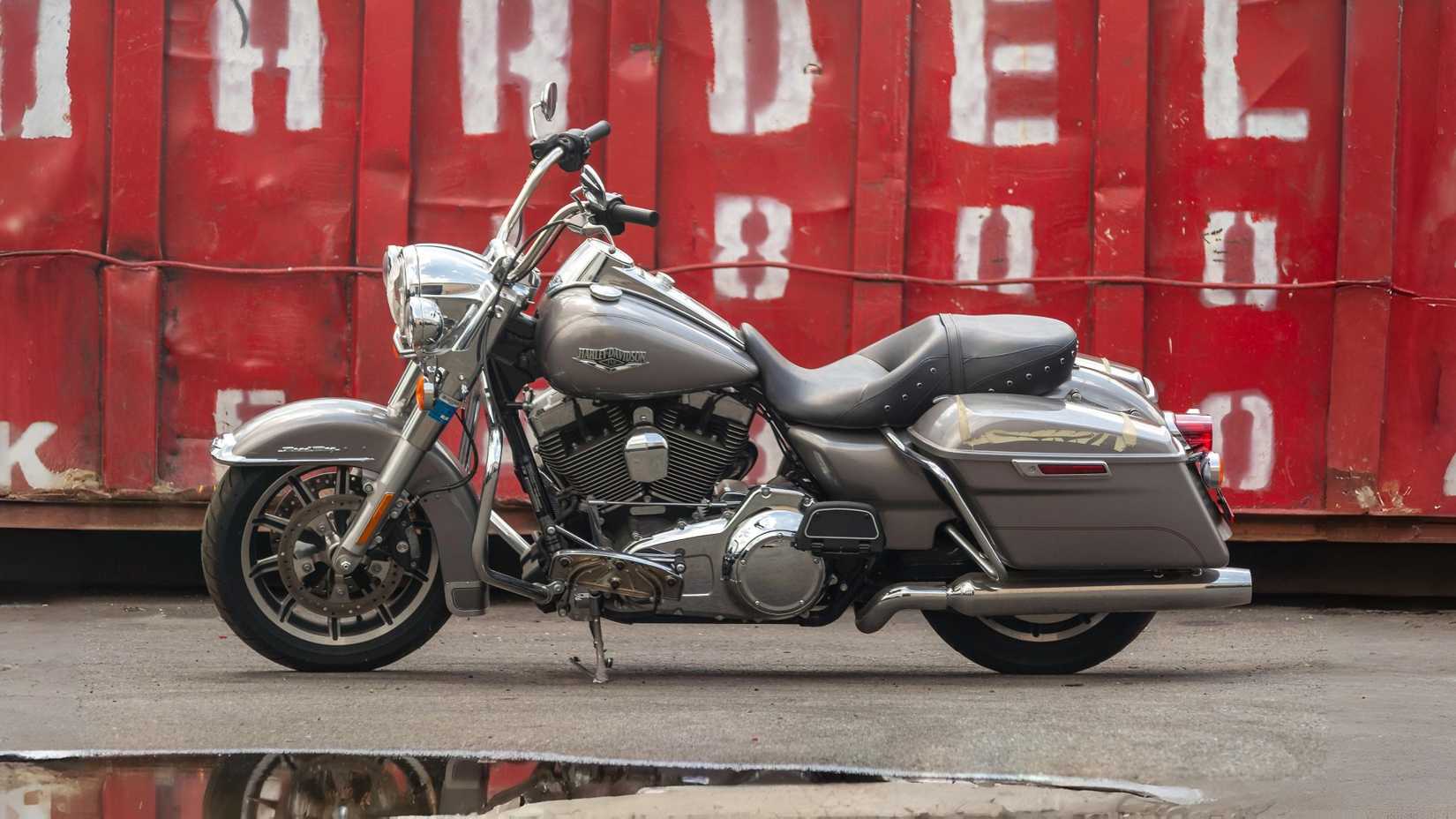 2016 Harley-Davidson Road KIng side profile view