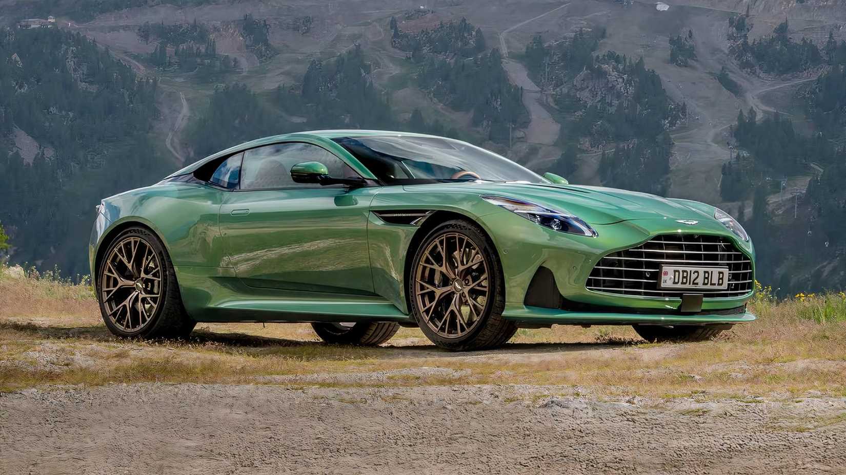 2025 Aston Martin DB12 Coupé em verde estacionado off-road