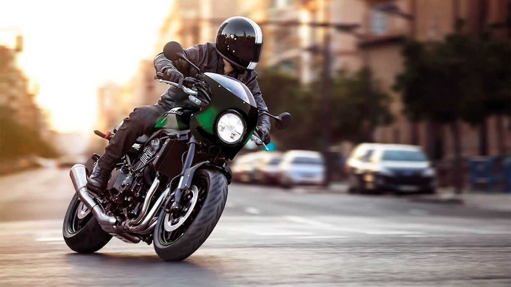 Z900RS Cafe ABS fazendo curva em uma rua da cidade em um cruzamento
