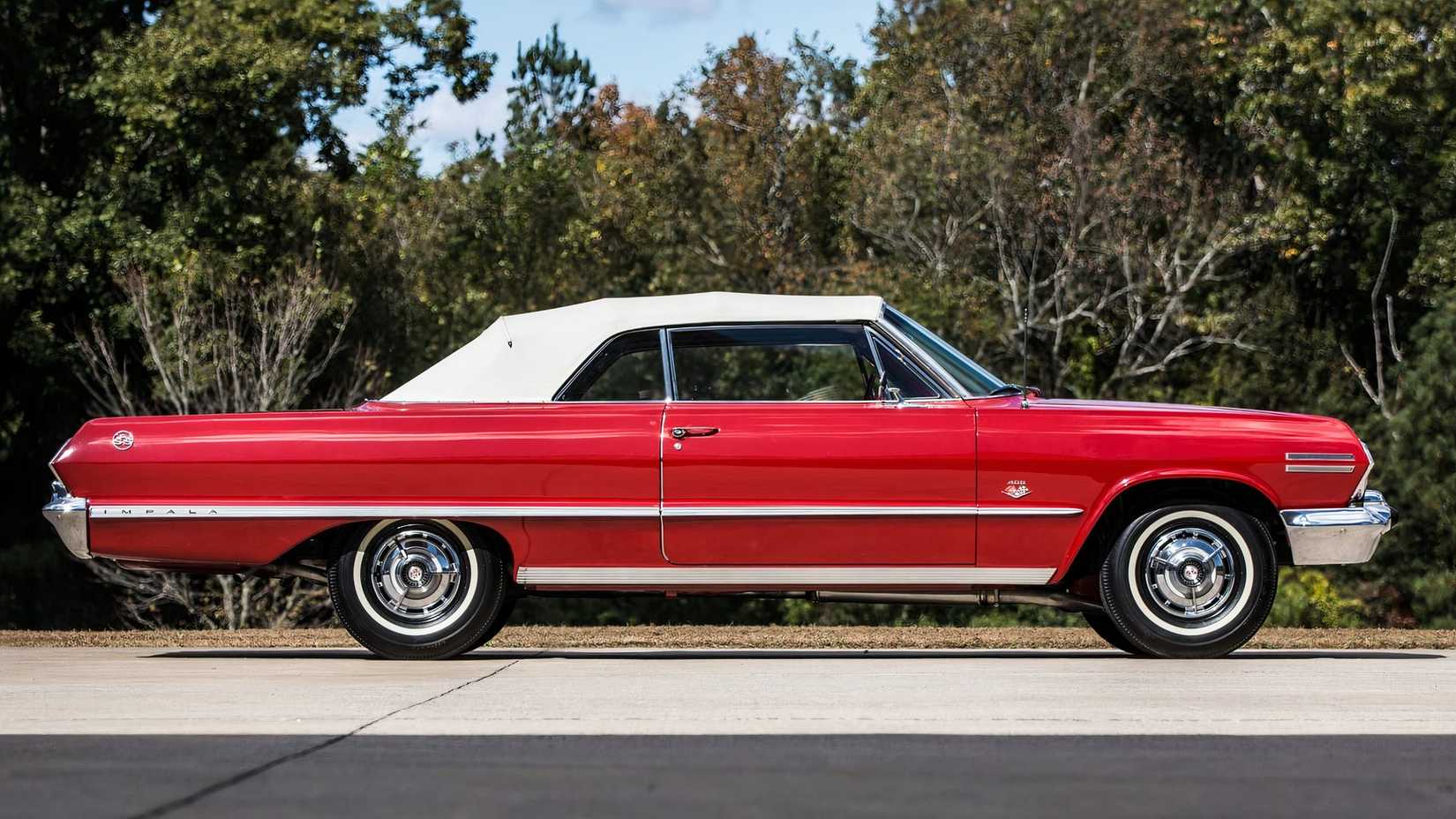 Vista lateral do Chevrolet Impala SS conversível 1963