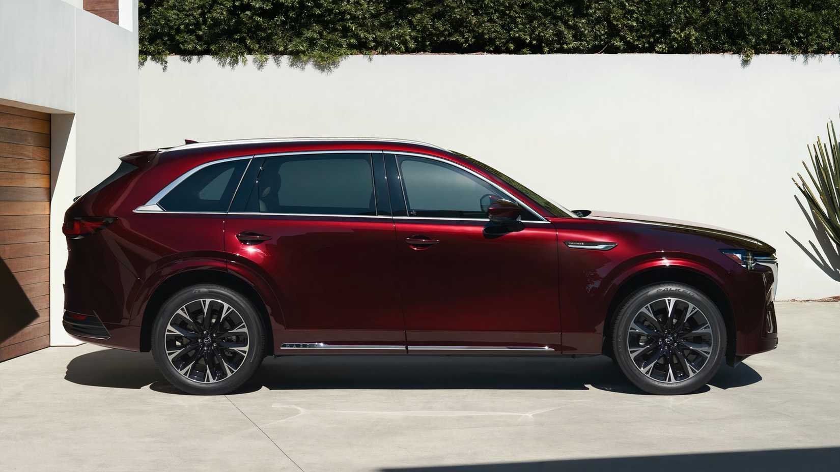 Vista lateral do Mazda CX-90 2025 estacionado