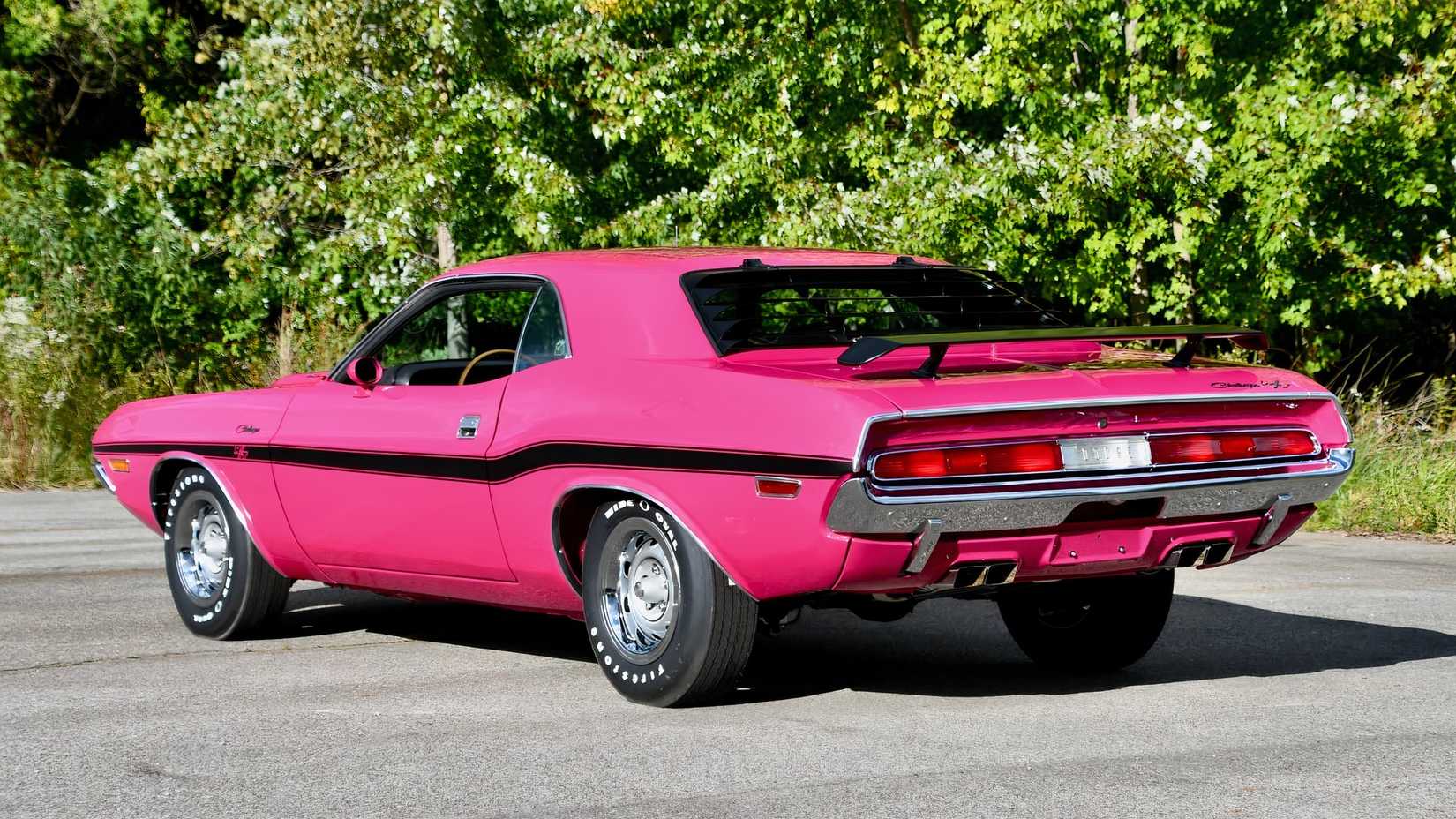 Vista traseira 3/4 do Dodge Challenger R/T 440 1970