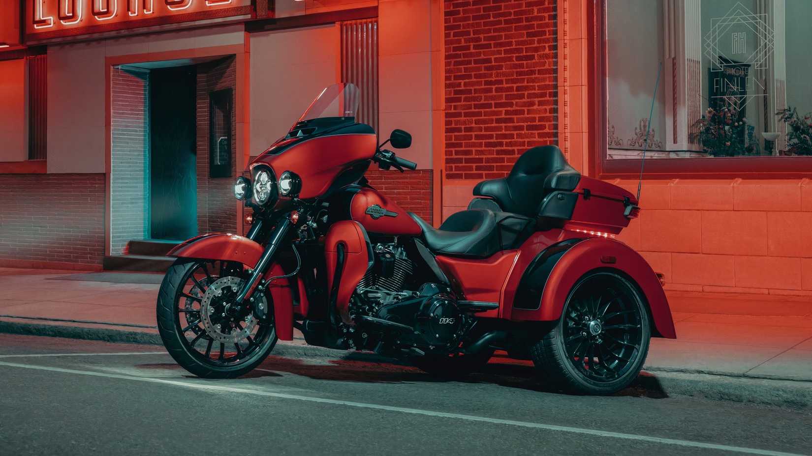 2025 Harley-Davidson Tri Glide Ultra in red hd wallpaper