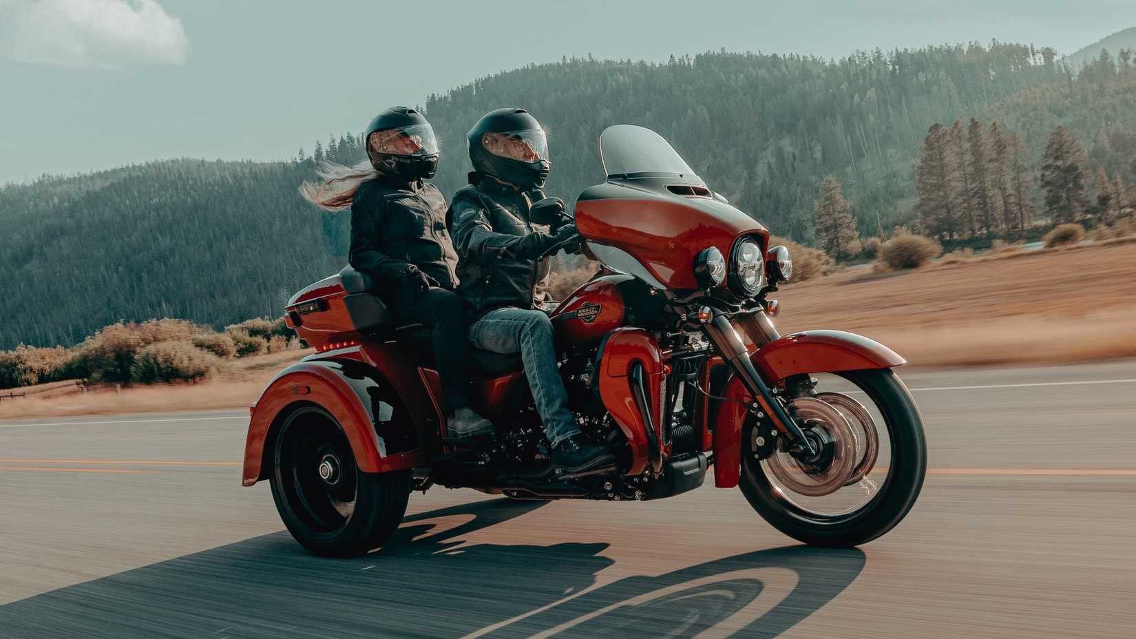2025 Harley-Davidson Tri Glide Ultra na estrada