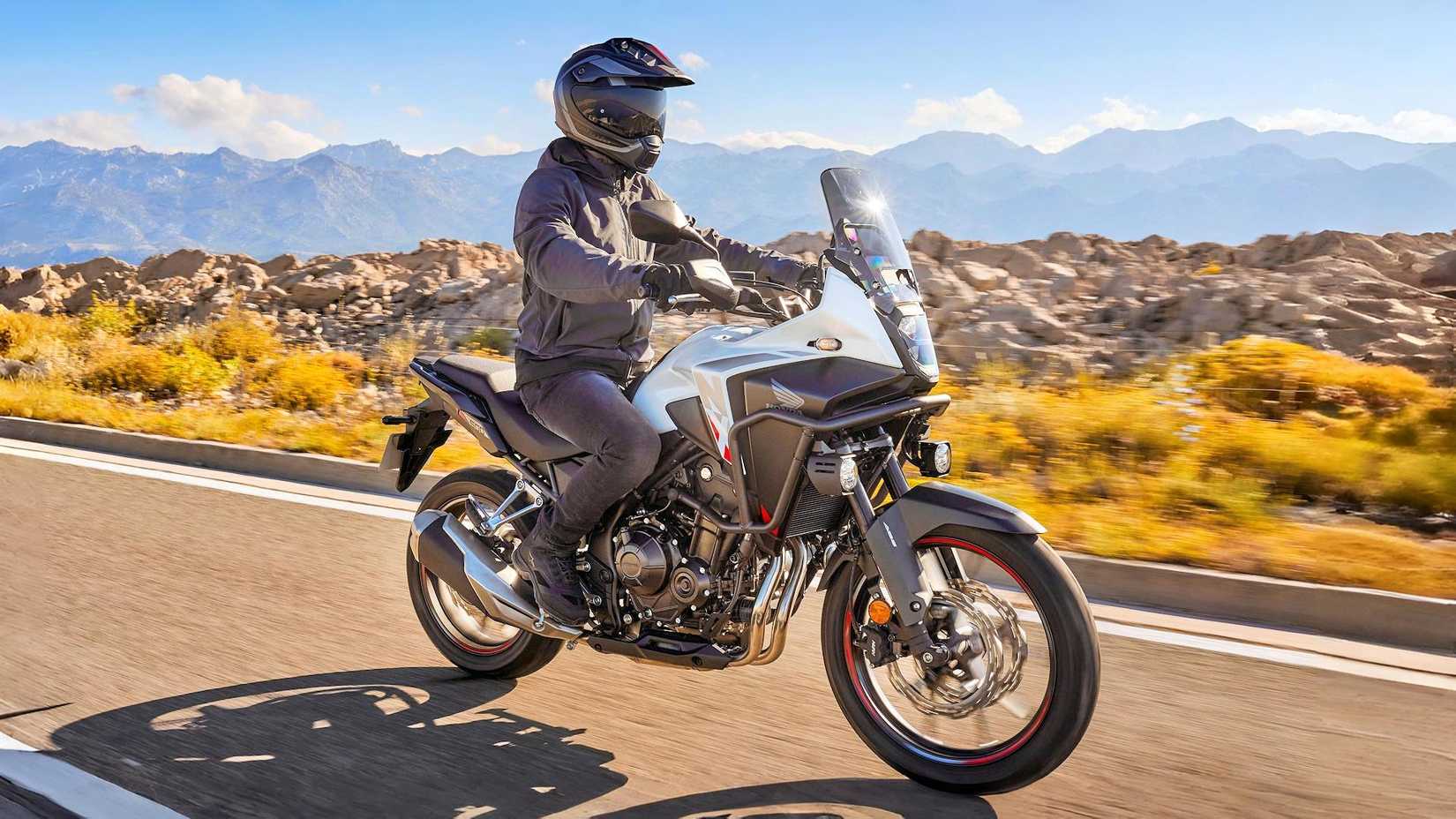 Piloto em uma Honda NX500 2025