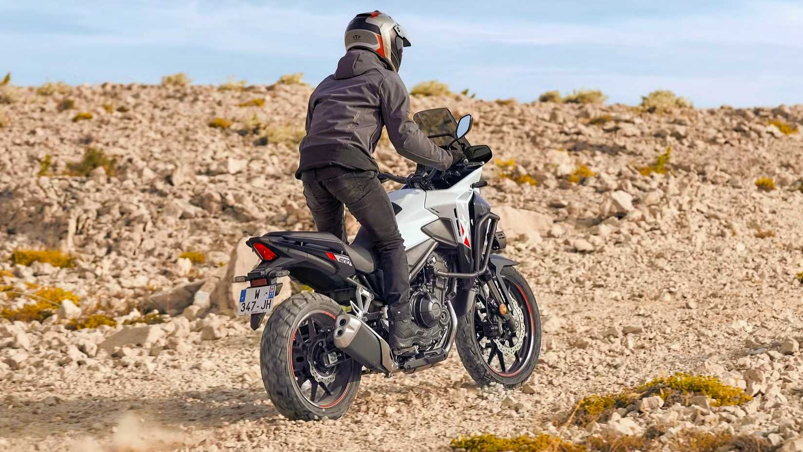 Piloto em uma Honda NX500 2025