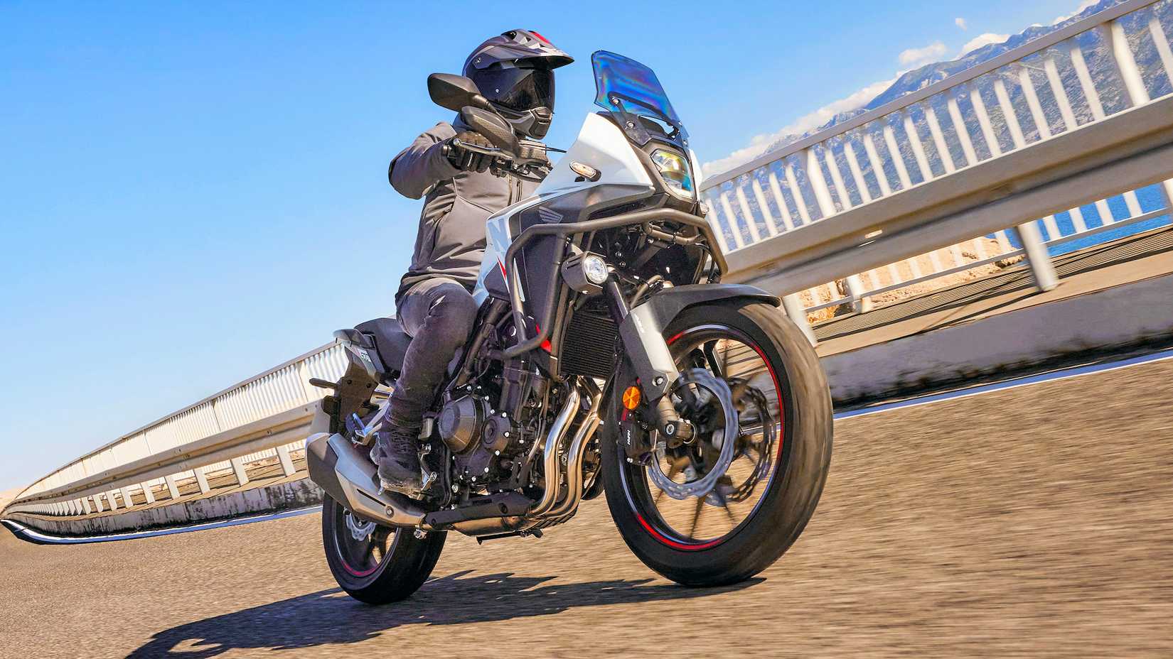 Piloto em uma Honda NX500 2025