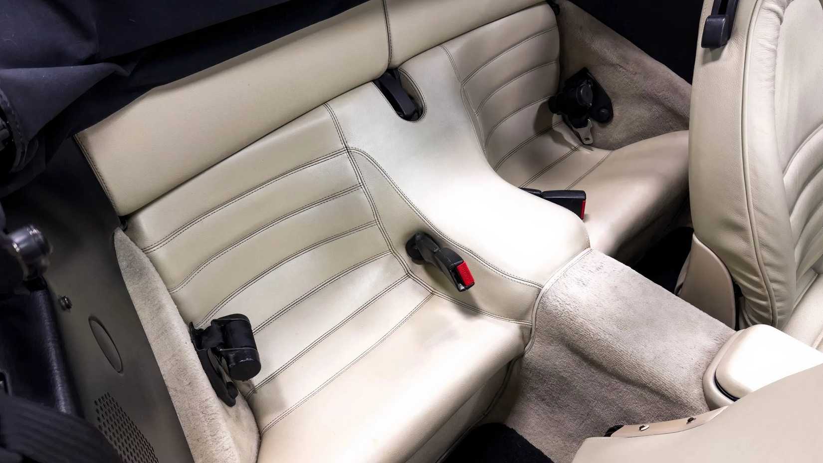 Porsche 944 S2 Cabriolet, bancos traseiros