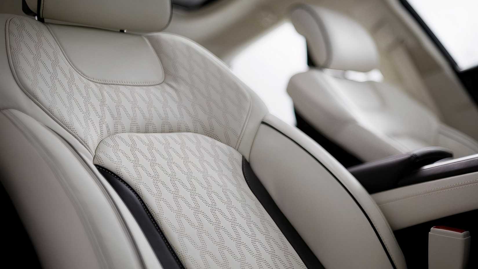 Lincoln MKZ (2017) front seats