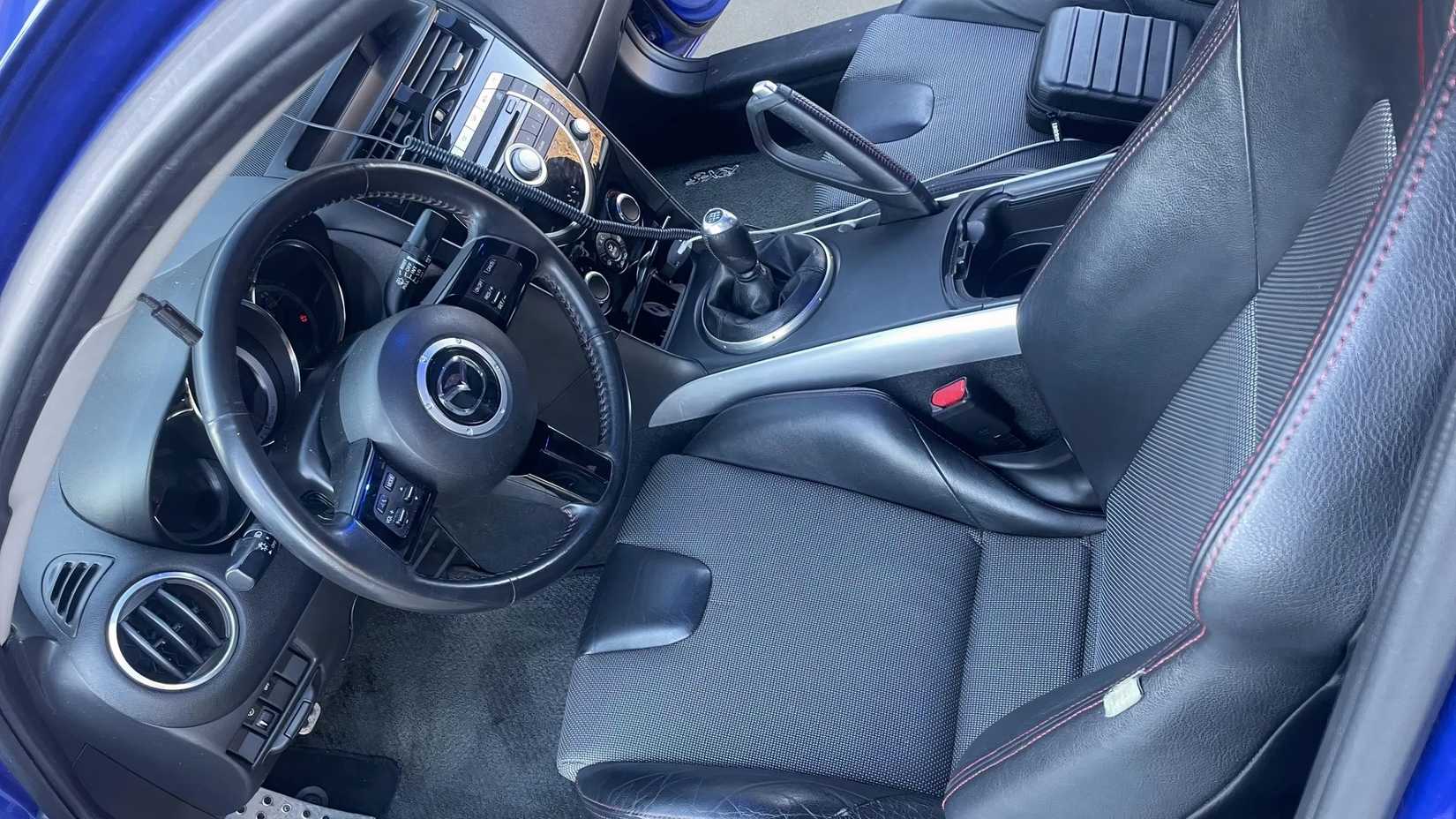 Interior do Mazda RX-8, bancos dianteiros