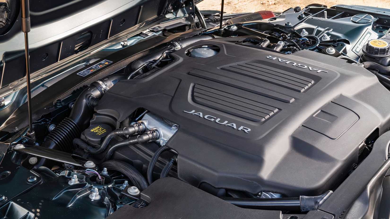 Foto do motor Jaguar F-Type conversível 2021