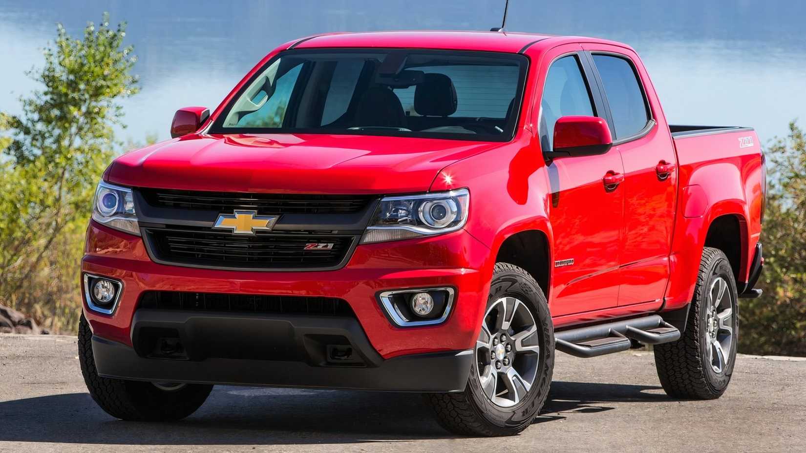 2015 Chevrolet Colorado in red front 3/4 shit parked