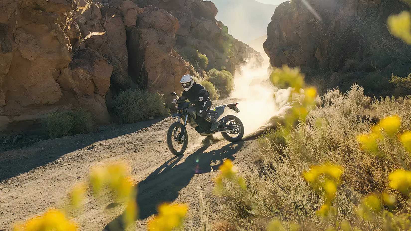 Foto de ação do Zero FX deslizando na terra