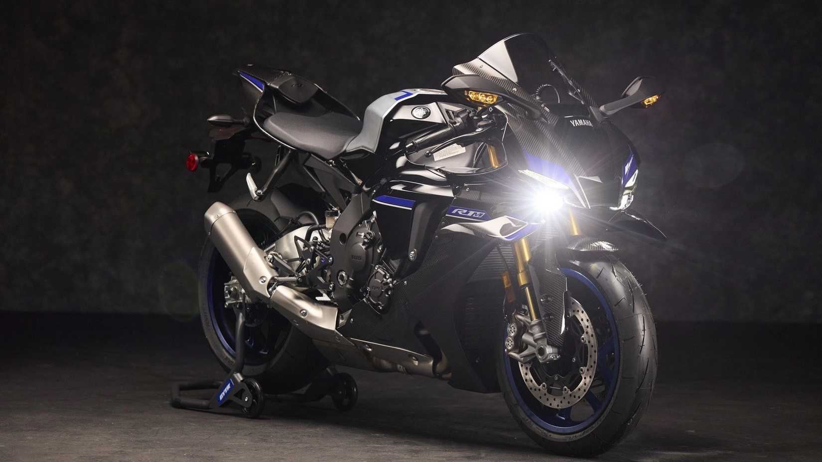 2025 Yamaha YZF-R1M studio