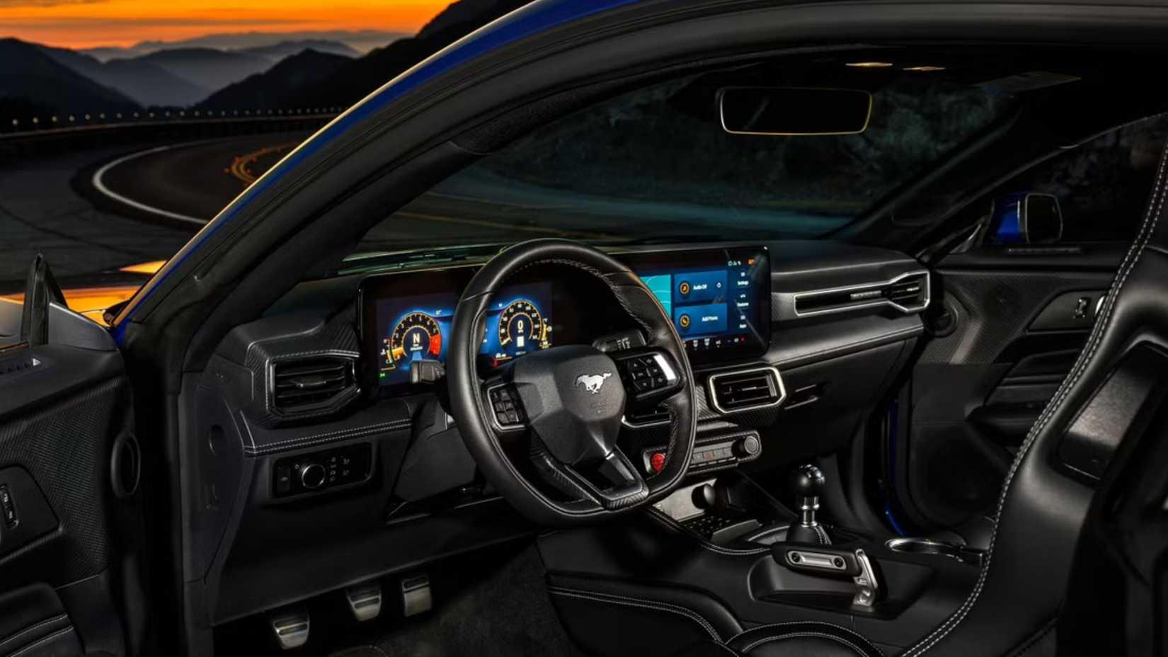 Foto do interior de um Ford Mustang GT 2025 mostrando a cabine frontal