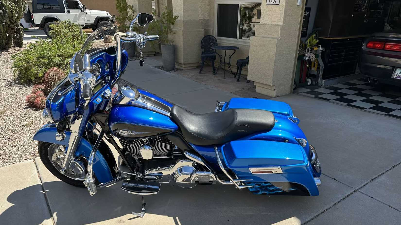 Blue 2007 Harley-Davidson Electra Glide Classic parked in a driveway