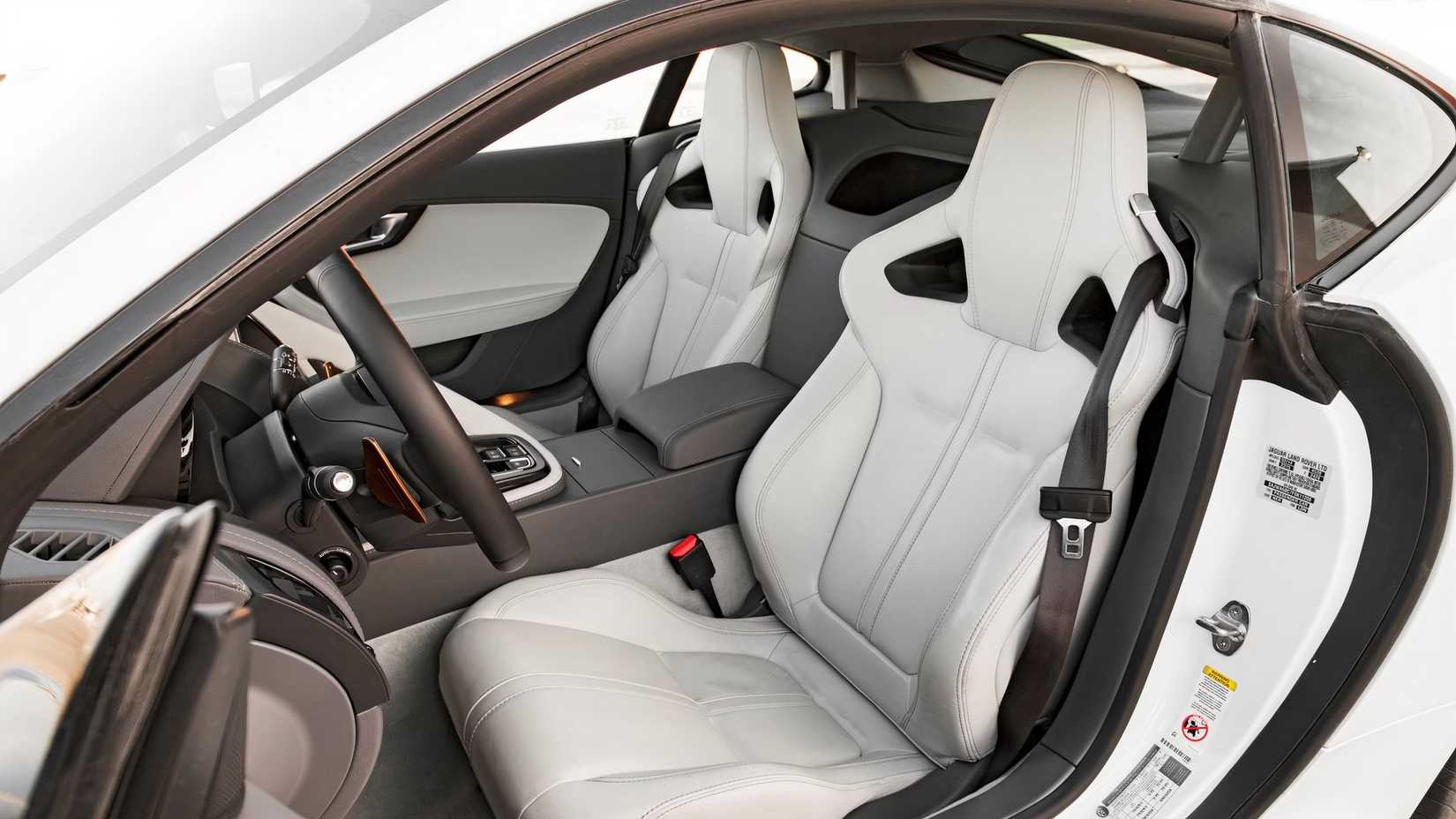 Foto do interior do Jaguar F-Type 2017 mostrando os bancos dianteiros