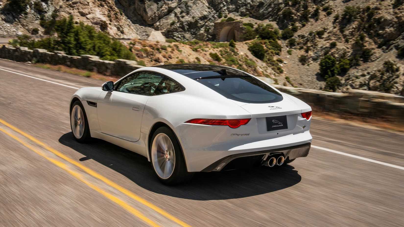 Foto traseira do Jaguar F-Type 2017 ao longo da estrada da montanha
