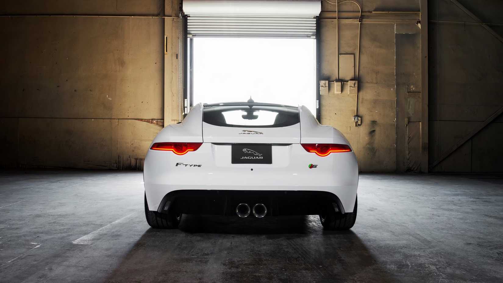 Uma visão traseira estática de um Jaguar F-Type 2017 em um armazém