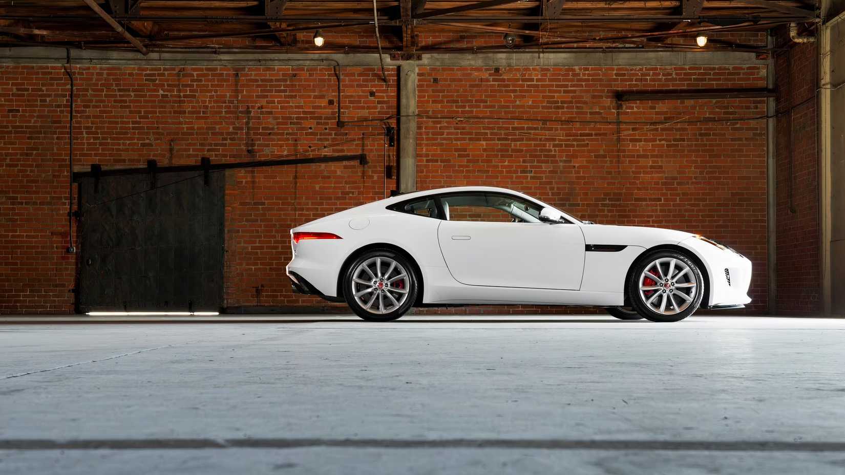 Um Jaguar F-Type 2017 visto de lado em um armazém