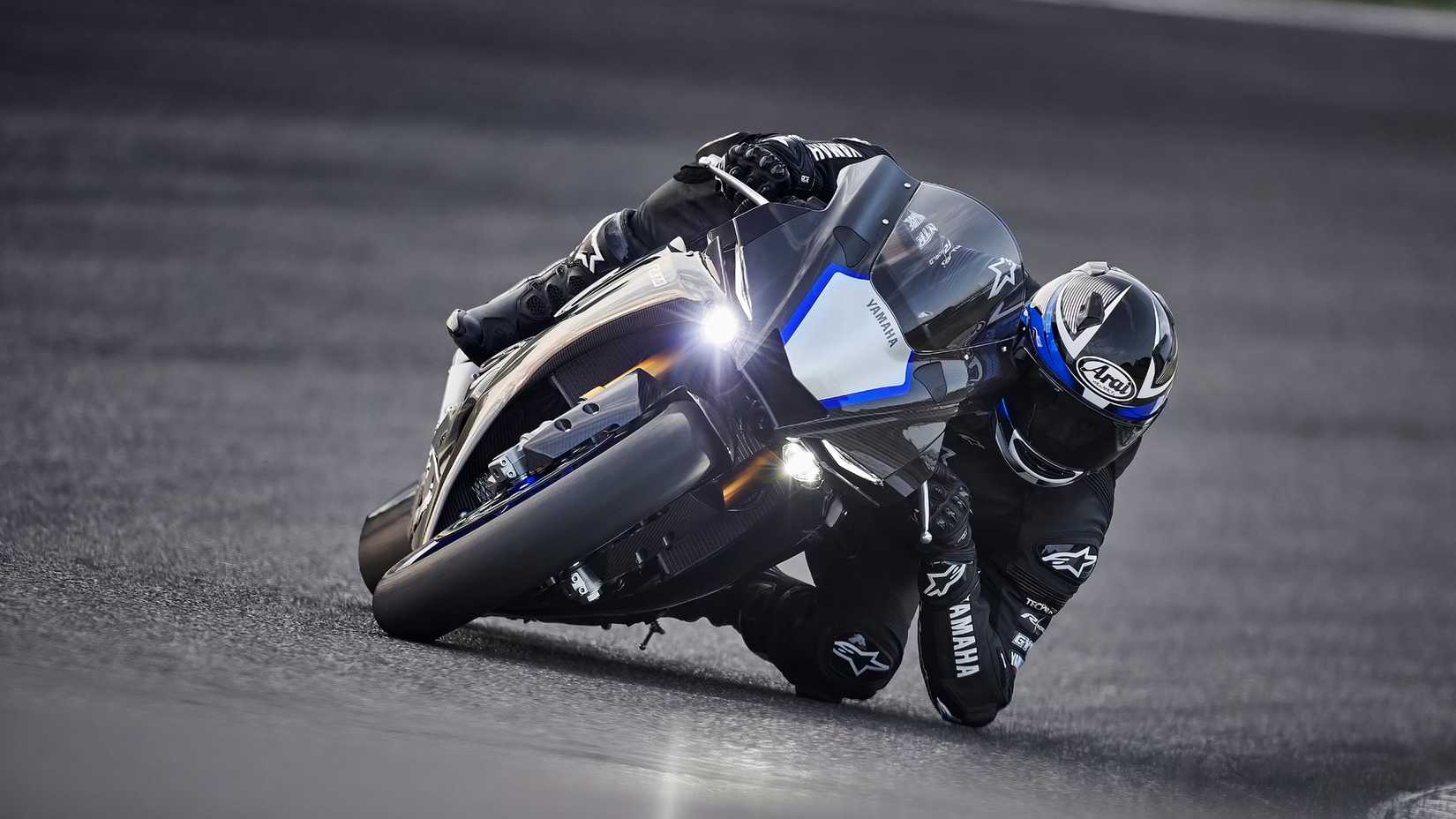 Piloto levando uma cotovelada em uma Yamaha YZF-R1M 2020