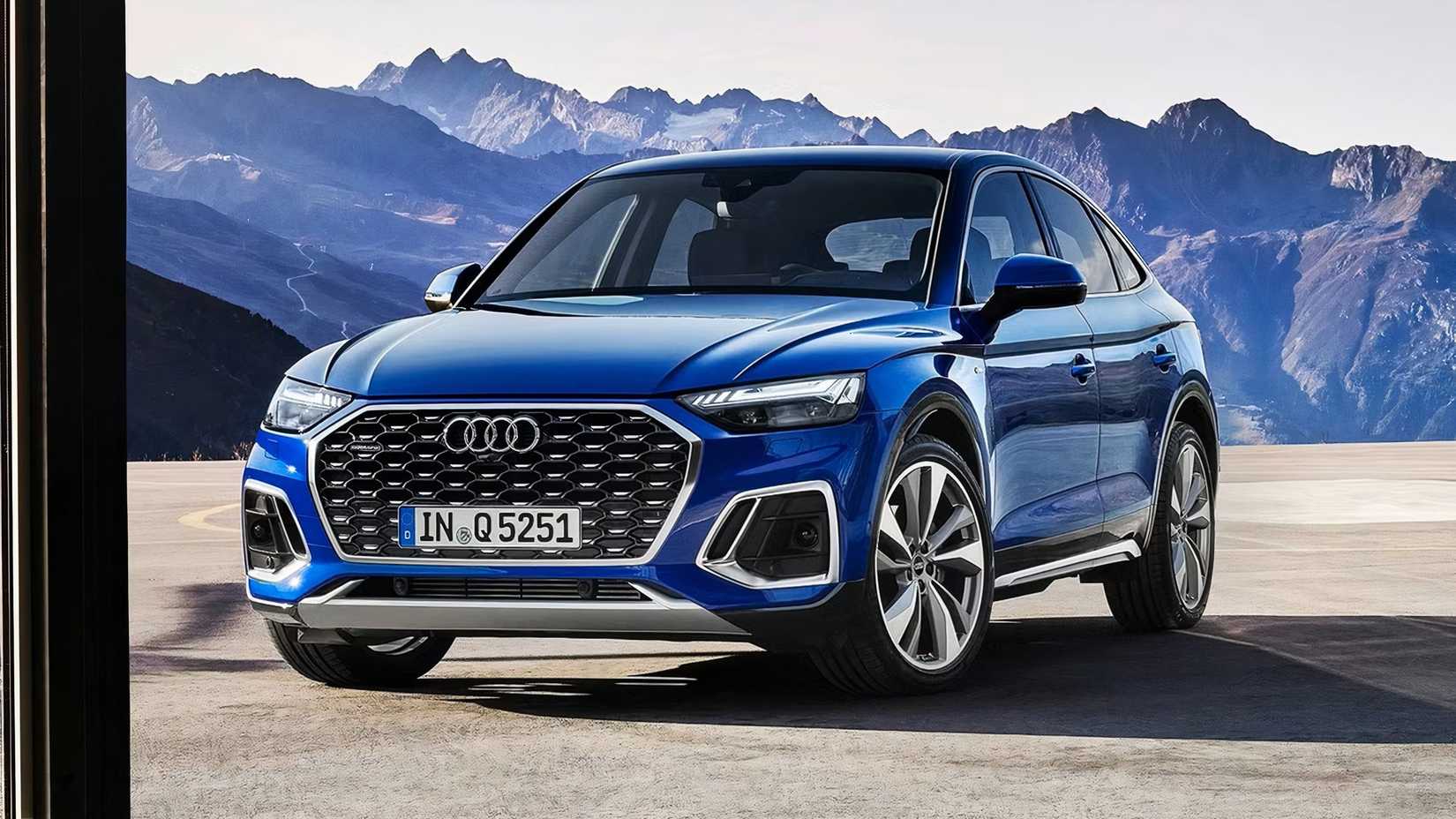 Tiro frontal do Audi Q5 Sportback 2025 estacionado em frente às montanhas